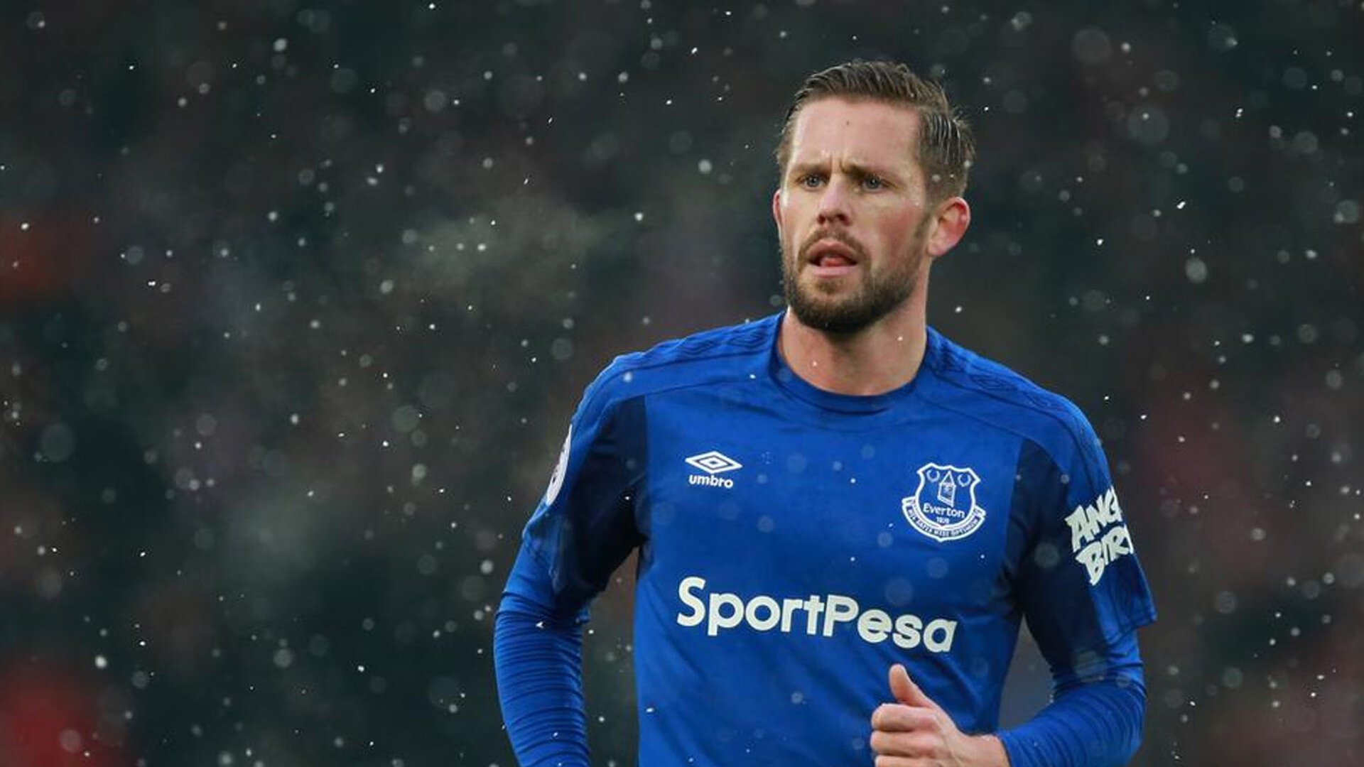 kaiyun中国-京沪德比引爆火药桶，国安指挥区失控，申花悍将怒摔水瓶，京沪德比冲突，国安指挥区失控，申花悍将怒摔水瓶